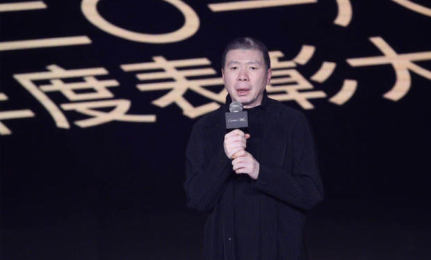 冯小刚亮相哽咽落泪，他为什么哭了？