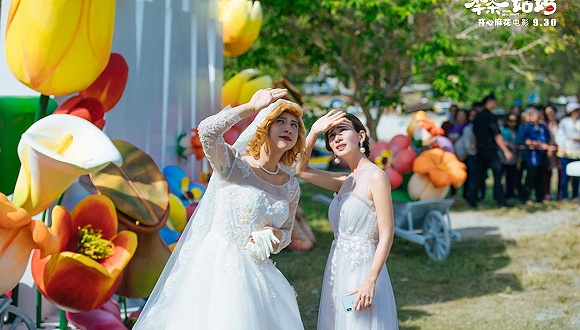 国庆档首日2.7亿不及去年 《李茶的姑妈》票房领先口碑垫底