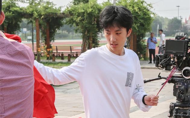 张艺谋儿子新片开机 母亲陈婷送祝福：一切顺利